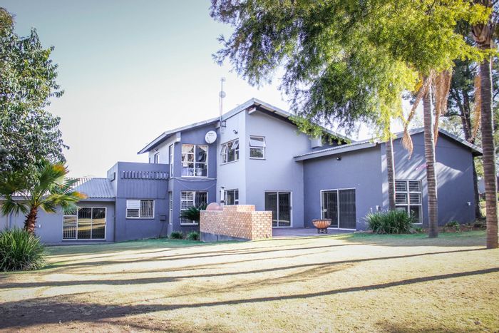 Gholfsig House For Sale: 5 bedrooms, entertainment area, bachelor flat, spacious garden.