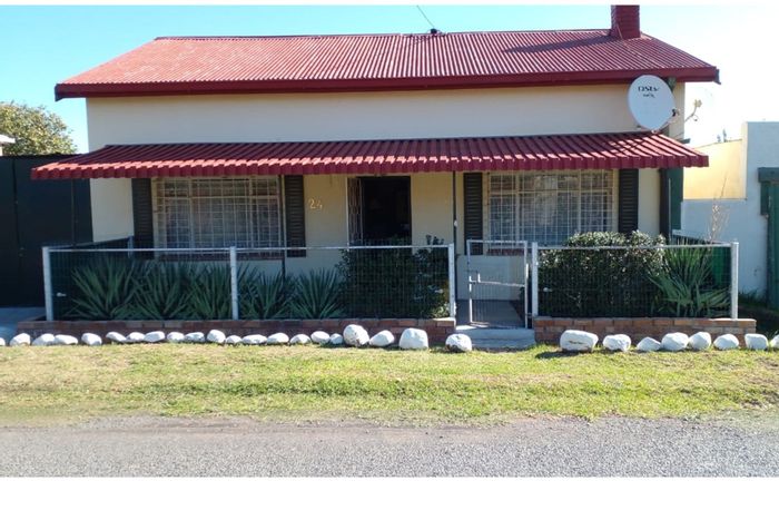 2-Bedroom House with Flatlet for Sale in Steynsburg Central - Secure Living!