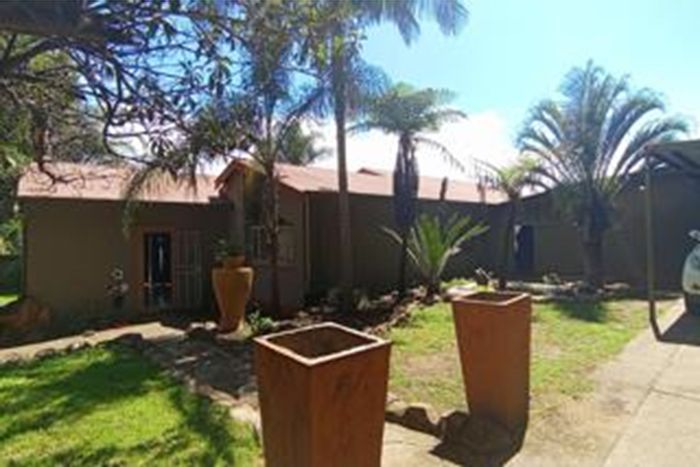 House for Sale in Pretoria Gardens: 3 Bedrooms, 2 Bathrooms, Garage, Braai Pit.