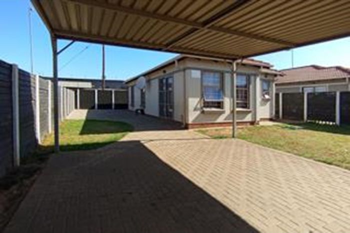 3-bedroom house for sale in Andeon with 24-hour security and ample parking.
