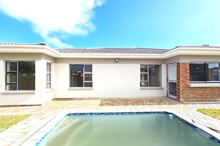 For Sale: House in Kabeljauws, 200m to beach, pool, spacious garage, flexible layout.