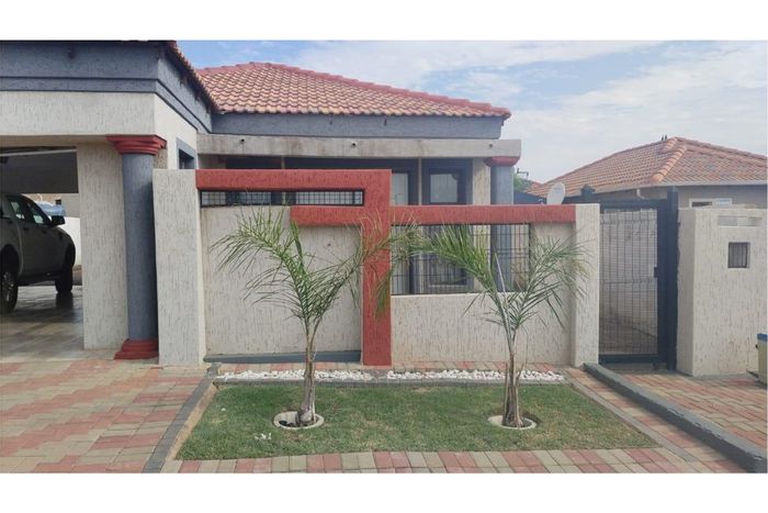 House To Rent at Glenway Estate: 3 beds, 2 baths, solar panels, ample parking.