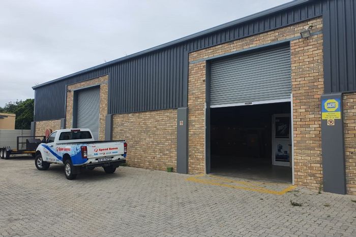 Industrial warehouse in Newton Park to rent, featuring office space and ample yard.