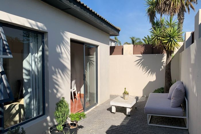 Flamingo Vlei Apartment To Rent: Fully furnished, private garden, all-inclusive utilities.