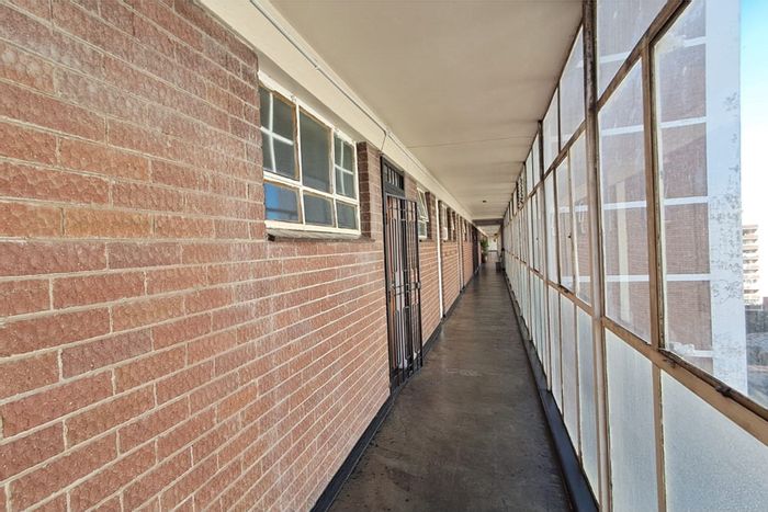 Berea Apartment For Sale: 1 bed, 1 bath, parking, ideal for investors.