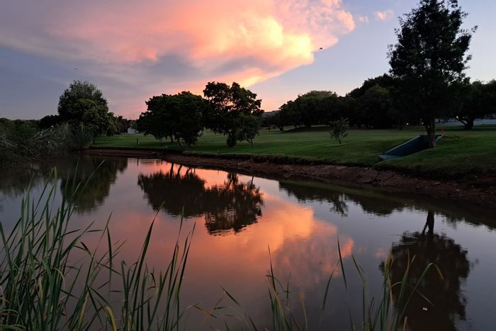 For Sale: House in Woodhill Golf Estate with golf views, pool, and premium amenities.
