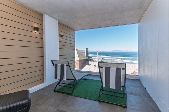 2-Bedroom Apartment To Rent in Muizenberg Central with balcony, security, and fiber internet.