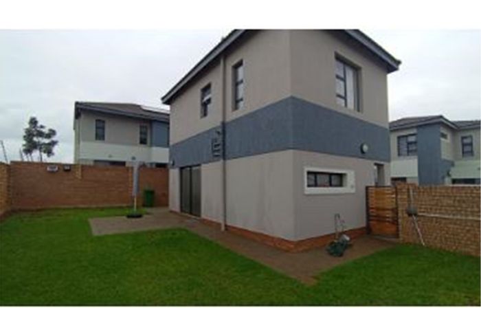 For Sale: House on Rua Vista, gated community, 24hr security, near schools and malls.
