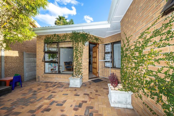 To Rent: House in Sonstraal Heights with office, inverter, garden, and braai area.