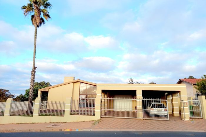 Vredenburg Central House For Sale: Spacious home with braai room, double garage, and expansion potential.