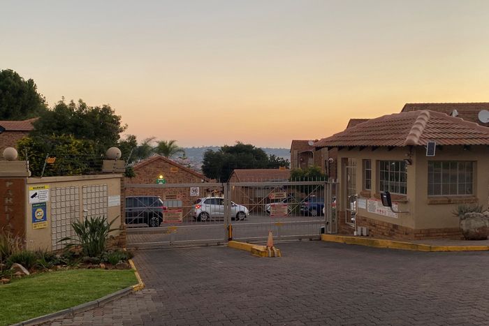 Die Hoewes Townhouse For Sale: 2 beds, balcony views, secure parking, low levies.