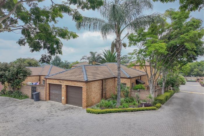 Honeydew Manor Townhouse For Sale: 2 beds, pet-friendly, double garage, garden access.