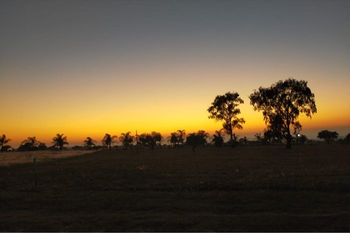 Rooiwal AH Small Holding For Sale: 8.56 hectares with diverse amenities and agricultural potential.