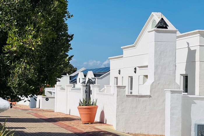 Chanteclair House To Rent: 3 Bedrooms, mountain views, close to sea and amenities.