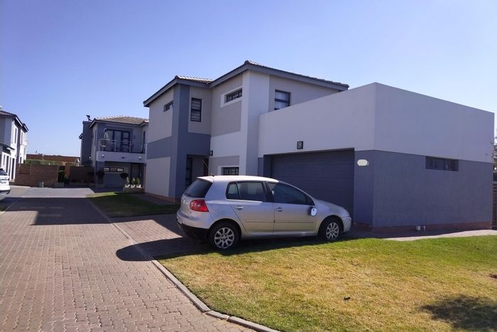 3-bedroom house to rent in Thatchfield Estate with garage and private backyard.
