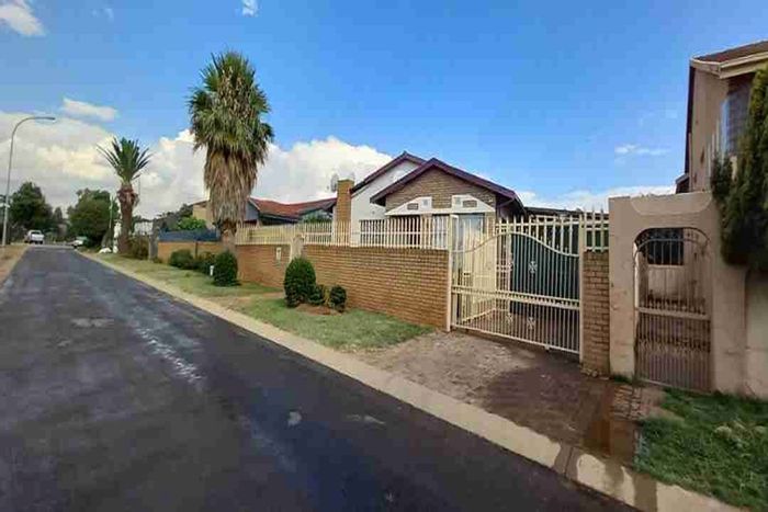 House for Sale in Lenasia South: 3 Bedrooms, spacious yard, security features, parking.
