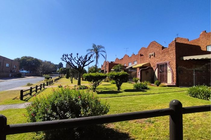 Horison Park Townhouse For Sale: 2 Bedrooms, secure courtyard, pet-friendly, close to amenities.