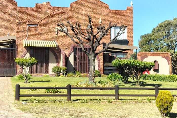 Horison Park Townhouse For Sale: 2 Bedrooms, secure courtyard, pet-friendly, close to amenities.
