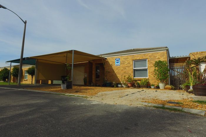 Townhouse For Sale in Hunters Creek: 3 bedrooms, garage, entertainment area, fibre internet.