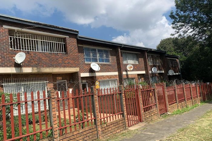 For Sale: 3-Bedroom Townhouse in Rosettenville with Garage and Bachelor Cottage.