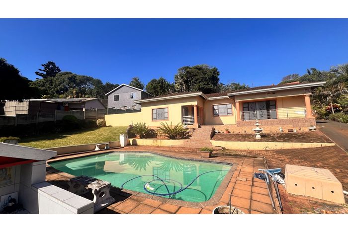 Amanzimtoti House For Sale: 4 bedrooms, pool, garage, near amenities.