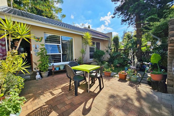 Two-bedroom townhouse in Fourways with private garden, pools, and 24-hour security. To Rent.