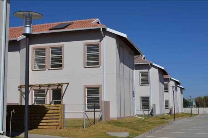 Aureus Apartment To Rent: 2 Bedrooms, convenient location, prepaid electricity, covered parking.