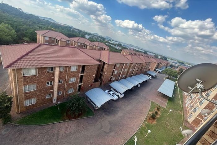 For Sale: Apartment in Karenpark with security, parking, and convenient location.
