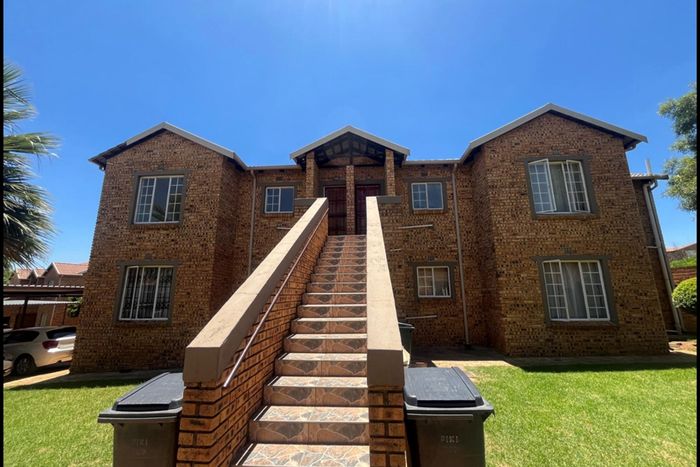 2-Bedroom Apartment For Sale in Strubensvallei with Balcony and Parking Space.