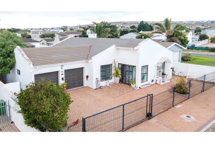 Country Club House For Sale: 3 beds, garden, braai area, near beaches.