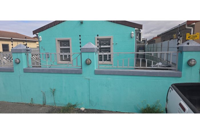 3 Bedroom House For Sale in Highlands Estate with secure parking and electric fencing.