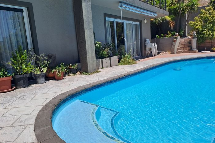 West Beach Apartment To Rent: 2-bed, pool access, secure parking, pet-friendly.