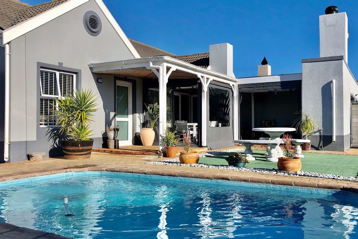 Sunningdale House To Rent: 3 beds, pool, braai area, secure parking, close to amenities.