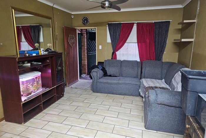For Sale: House in Tasbet Park Ext 1, 2 beds, open plan, extendable.