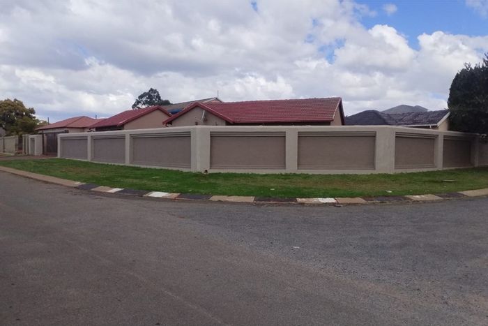 For Sale: House in Zakariyya Park with garden, double garage, and security features.