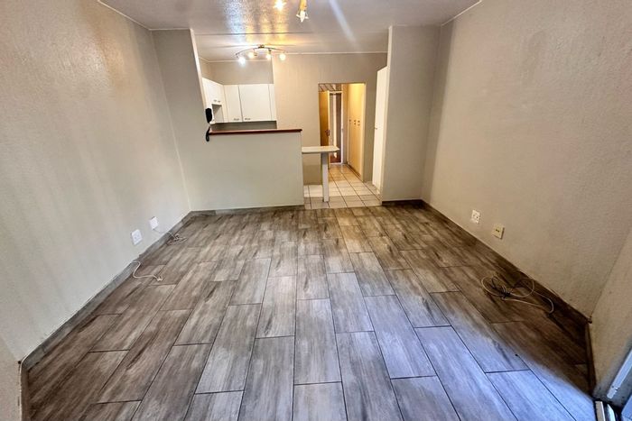 Bryanston Apartment To Rent: 1 bed, pool access, 24-hour security, communal grounds.