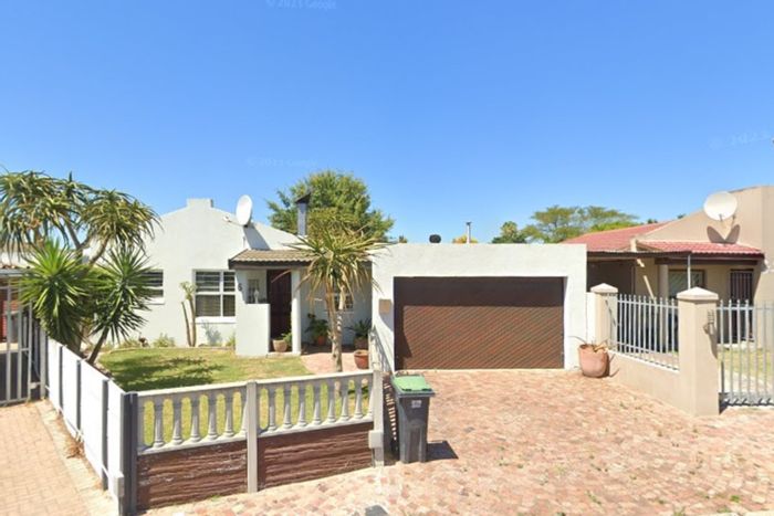 For Sale: Bonnie Brae House with 2 bedrooms, braai room, and separate Wendy house.