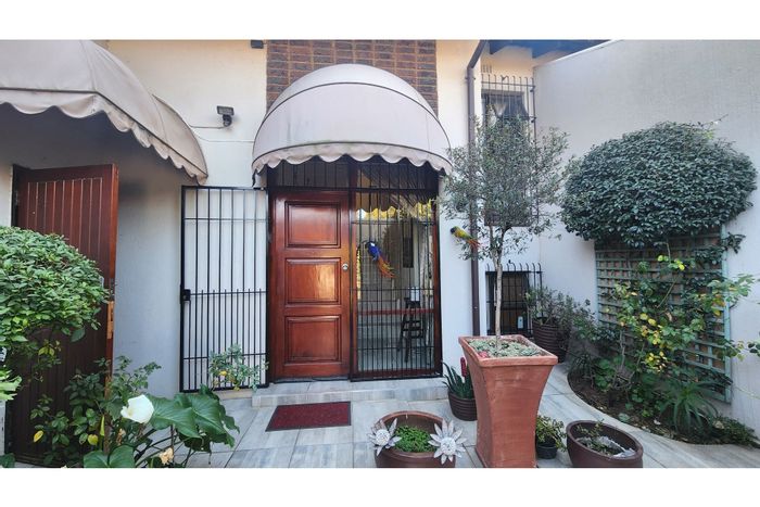 River Club Townhouse To Rent: 3 beds, pool, garden, garage, security features.