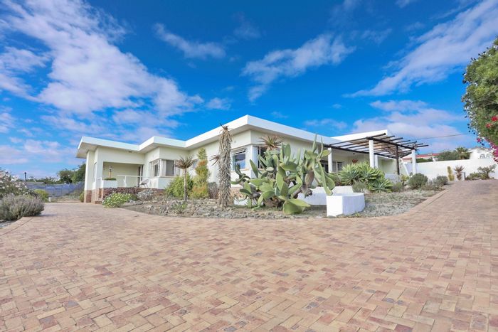 For Sale: Spacious 3-bedroom house in Darling Central with pool, garden, and solar.