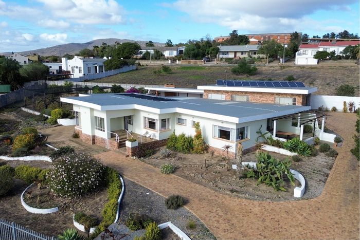 For Sale: Spacious 3-bedroom house in Darling Central with pool, garden, and solar.
