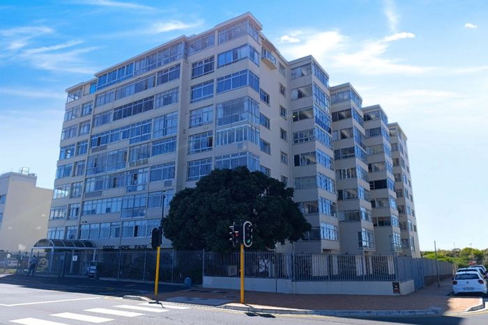 Mouille Point Apartment To Rent: Sea views, dining, wellness center, 24/7 security.
