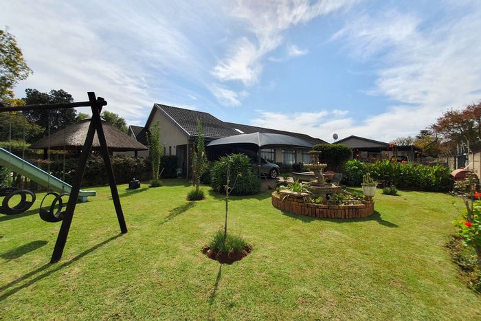 For Sale: Sonland Park House with 3 Flats, Solar, Borehole, R16k Monthly Income