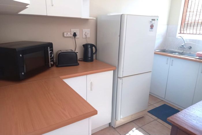 Middedorp House To Rent: 2 Bedrooms, private entrance, balcony, secure parking.