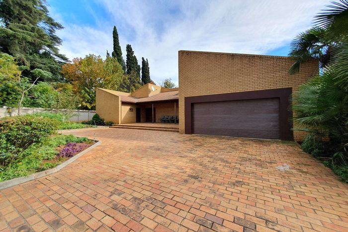 Vanderbijlpark Sw House For Sale: Income-generating property with multiple flats and amenities.