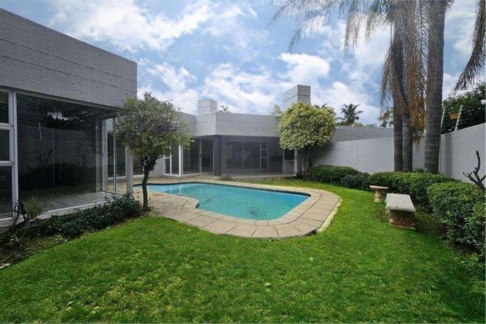 Morningside Townhouse To Rent: 3 beds, pool, garden, 24-hour security, solar panels.