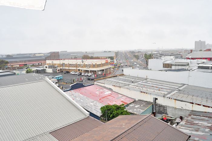 Office to Rent in Woodstock: 150m2 with city views, open layout, and kitchen.