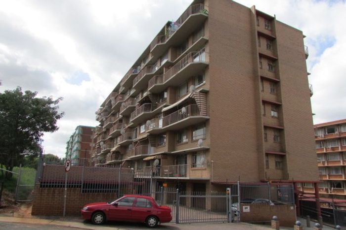 1-Bedroom Apartment For Sale in Wonderboom South with Balcony and Garage Access.
