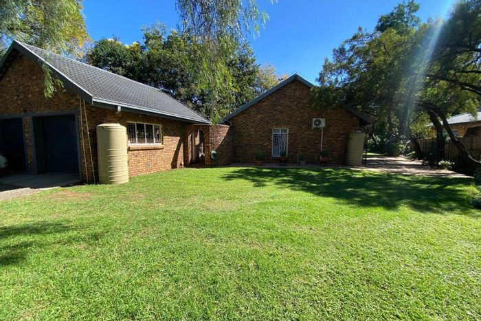 Vanderbijlpark Se House For Sale: Spacious yard, pool, garage, and versatile Wendy houses.