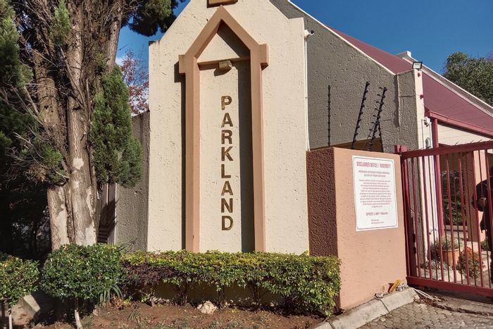 Noordwyk Apartment To Rent: 2 Bedrooms, balcony, covered parking, clubhouse access.