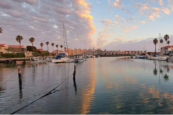 1-Bedroom Apartment with Marina Views – For Sale in Port Owen, Ideal for Entertaining.